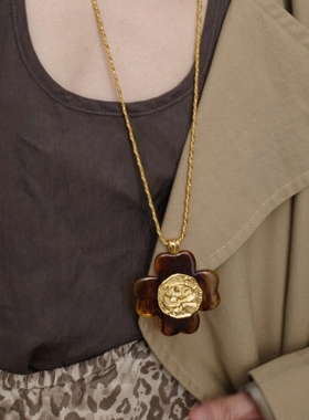百搭轻奢吴昕同款豹纹咖啡色爱心花朵吊坠项链复古气质树脂毛衣链