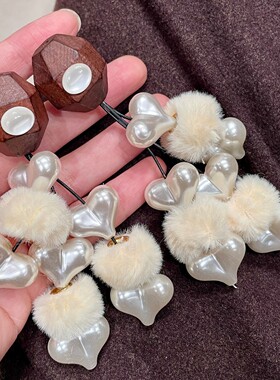 软萌白色珍珠爱心毛茸耳环复古沉香木质几何流苏温柔秋冬氛围耳饰