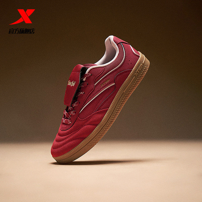 特步德训鞋丨女鞋冬季新款薄底低帮足球运动休闲鞋革面保暖赛车鞋