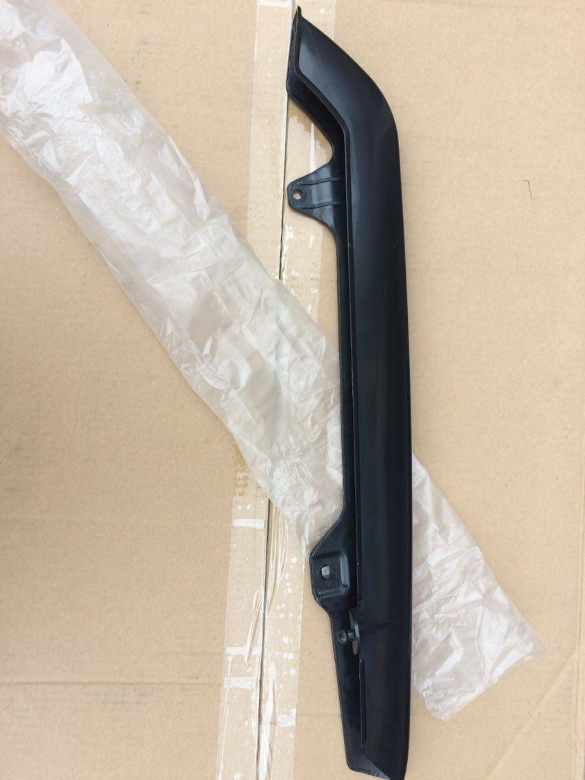 适用摩托车铃木王GS125骏威GSX150钻豹HJ125K链条盖EN125链条罩盒