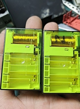 出两个ELESTA安全继电器,型号SLR312,电压17VD