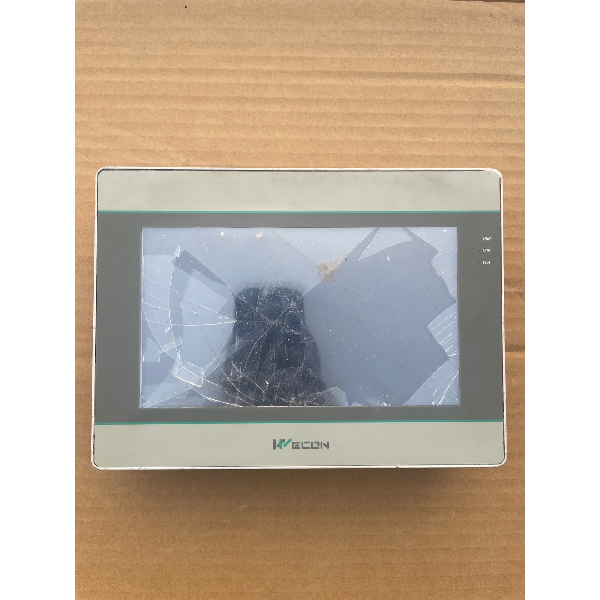 维控PI3070ie工控触摸屏,通电开机屏幕裂.见图7