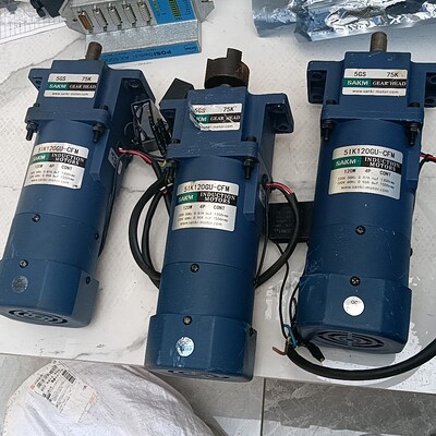 出SAIKI牌齿轮头电机,蓝色,5IK120GU-CFM型号