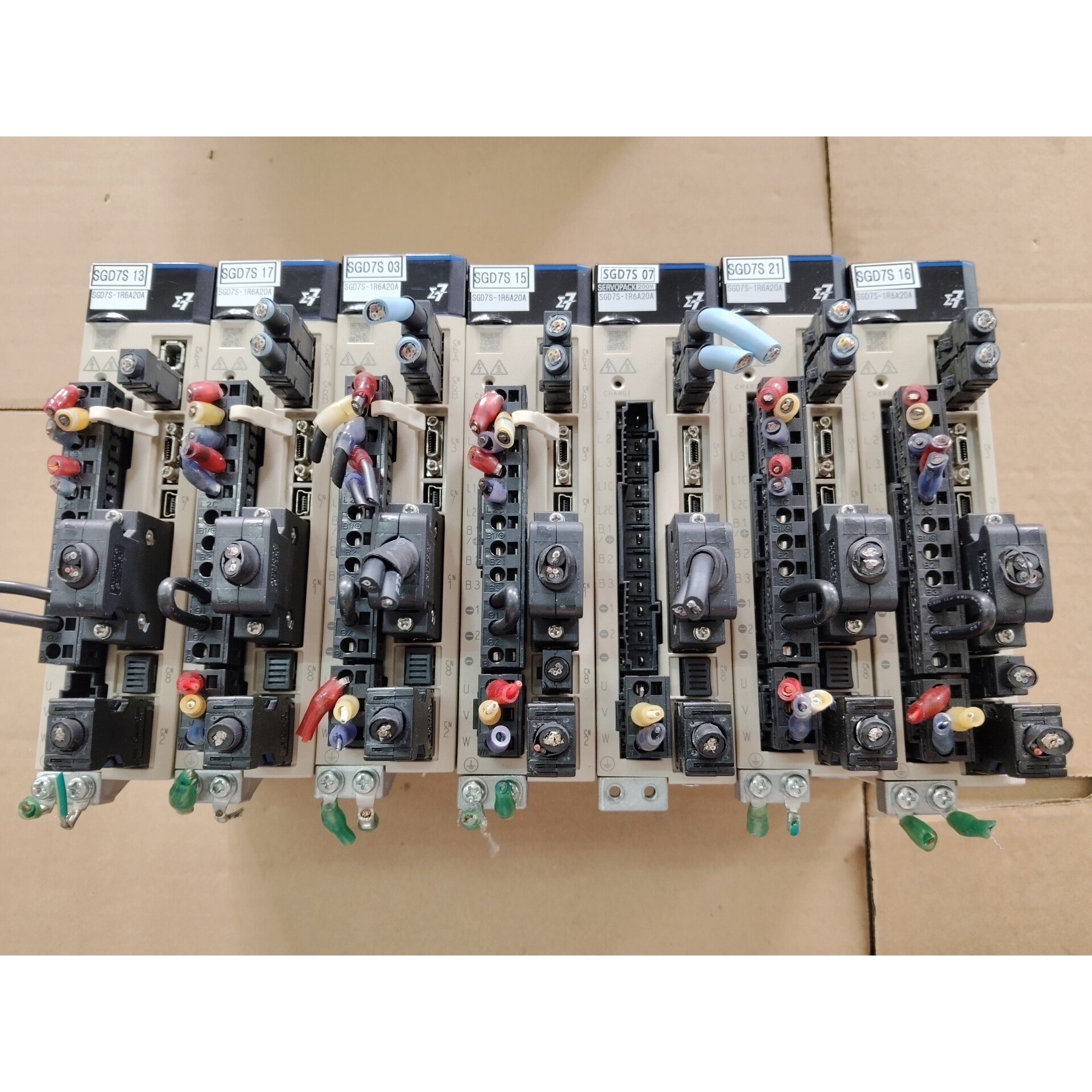 9新安川200W驱动器SGD7S-1R6A20A拆机质量好