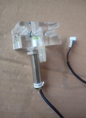 如图一个亚克力配件,有个qwifm感应器,貌似是气体流量计,