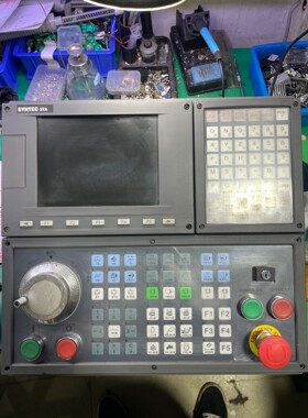 出新代SYNTEC 3TA控制系统,配有4018操作面板.功