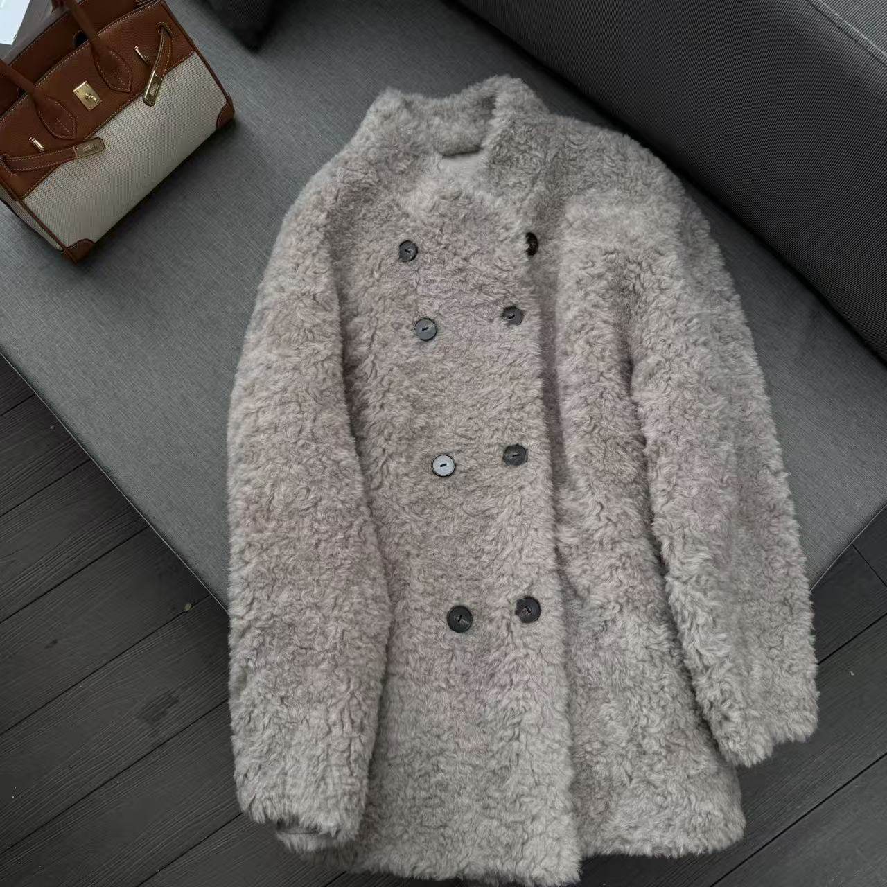 高品质“软绵绵”极简老钱定染羊卷毛外套