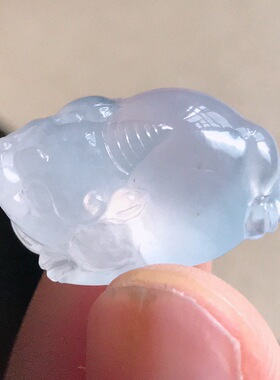 缅甸天然翡翠A货高冰起光三足金蟾戒面，20.8-15.5-9.7，5.09g