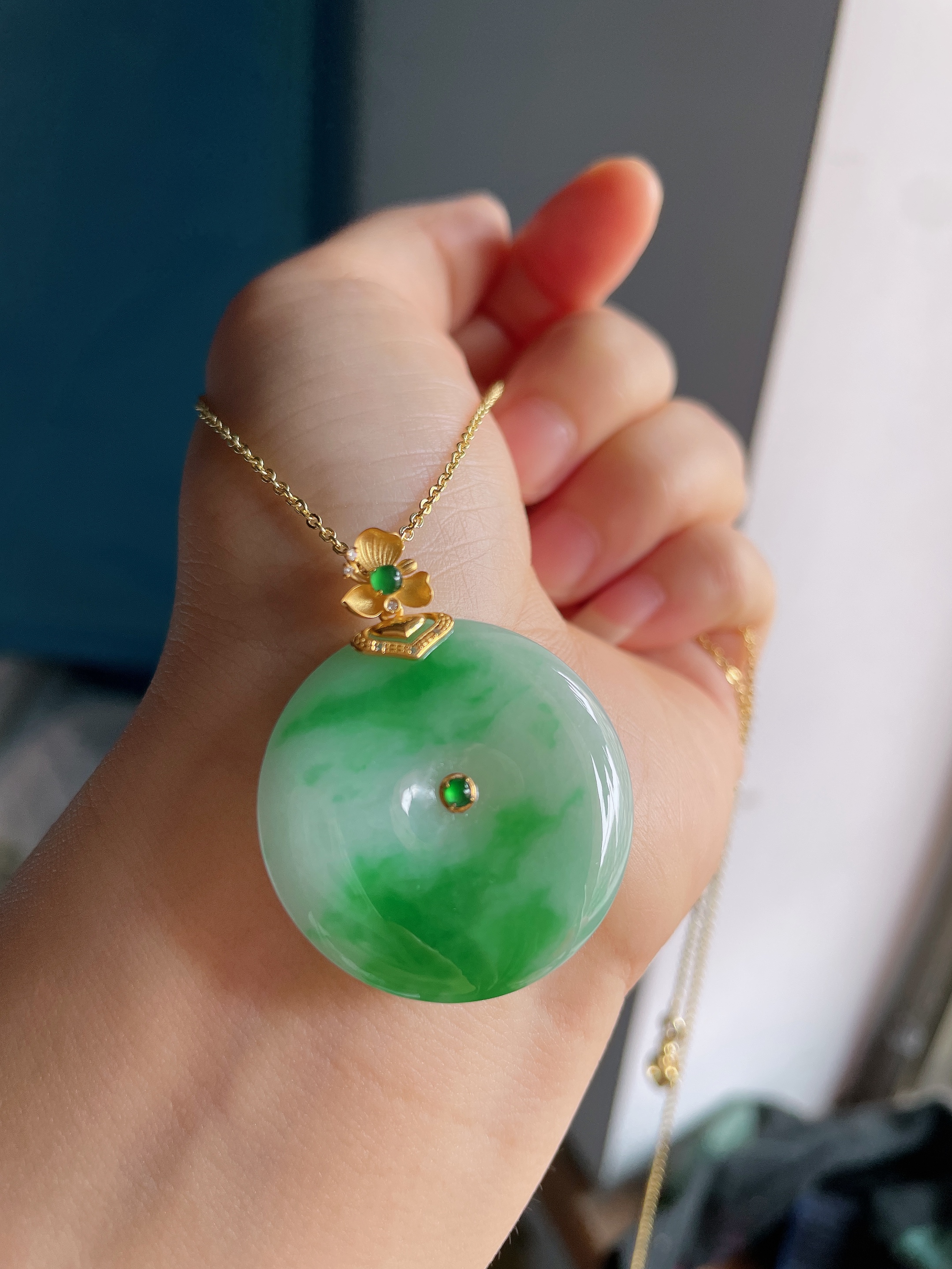 缅甸天然翡翠A货白底青飘绿平安扣,色翠绿18k金镶嵌,30.2-4.9。