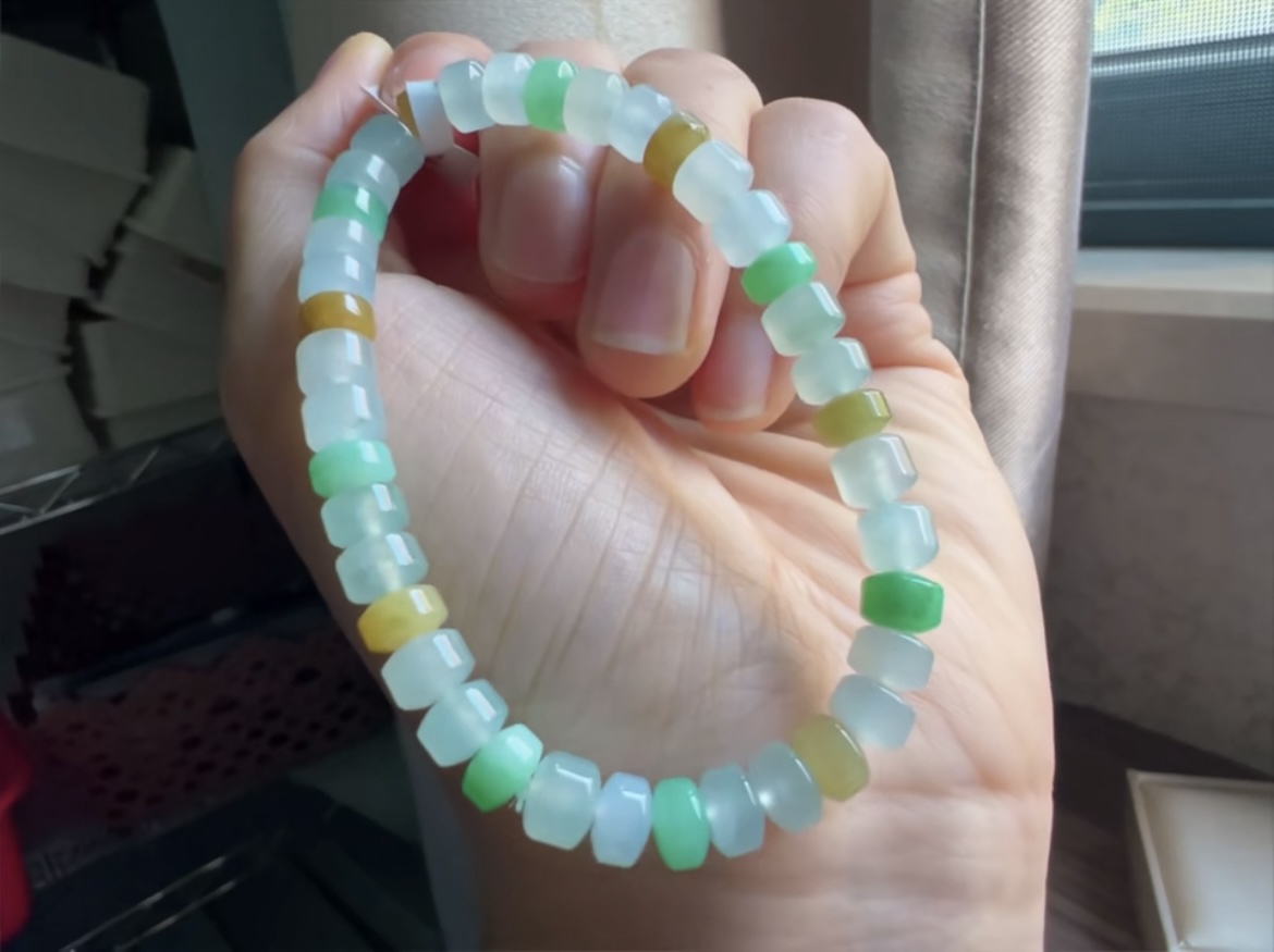 缅甸天然翡翠A货直切手串，老型珠，卡6.3，冰种起光