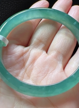 天然翡翠A货冰蓝绿正圈手镯，55-56圈口，55.7-9.7-5.8，29.81g。