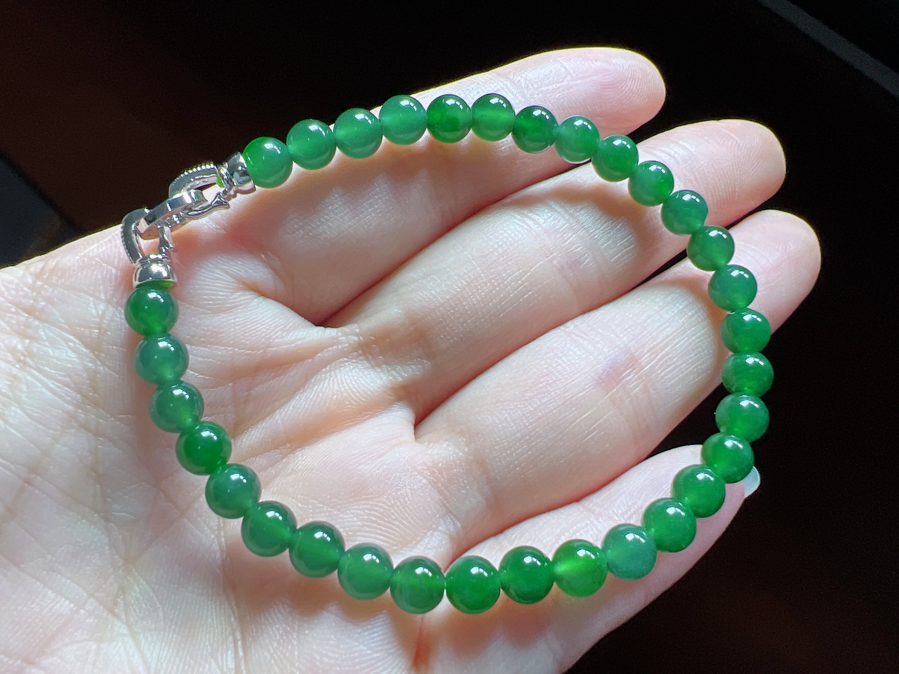 天然翡翠A货冰种绿圆珠手链,卡5.4,共32颗,手围14-18可以戴