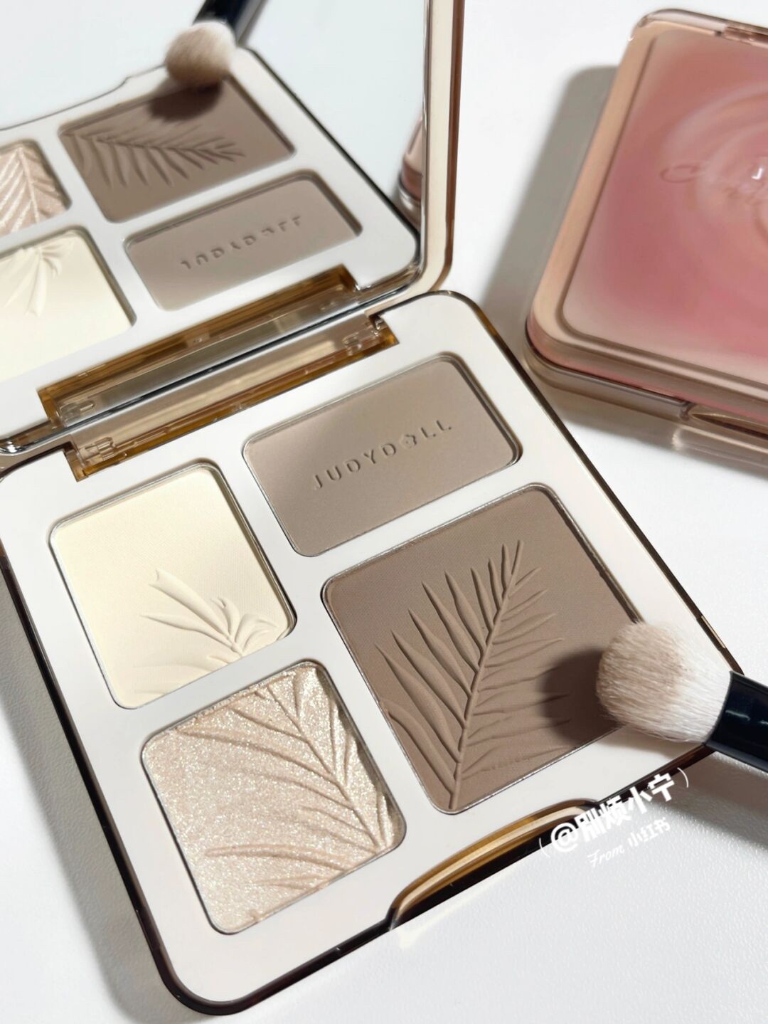 饱和灰棕面部综合盘JudydoLL修容