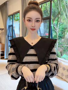 法式复古娃娃领条纹撞色针织衫女秋冬宽松百搭大翻领减龄别致上衣