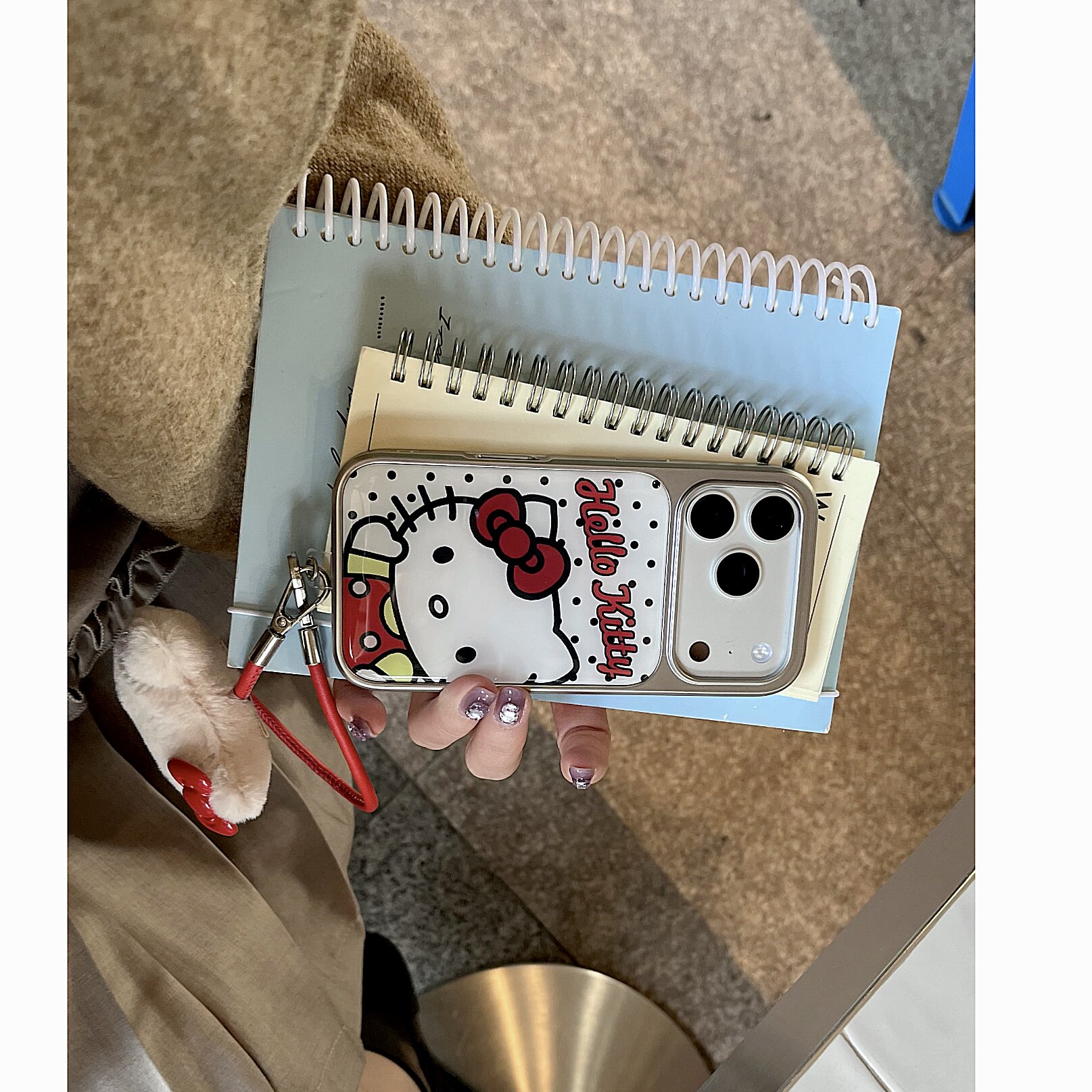 iPhone滴胶红色字体Kitty猫波点毛绒挂件少女风手机壳苹果17pm装饰保护套可爱女款滴胶质感挂件外出携带