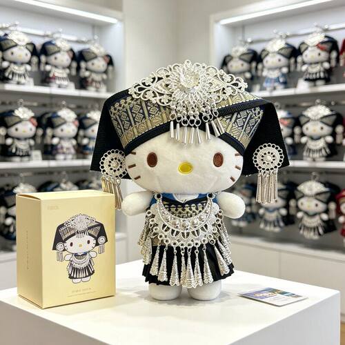 正版HelloKitty民族风毛绒包挂件