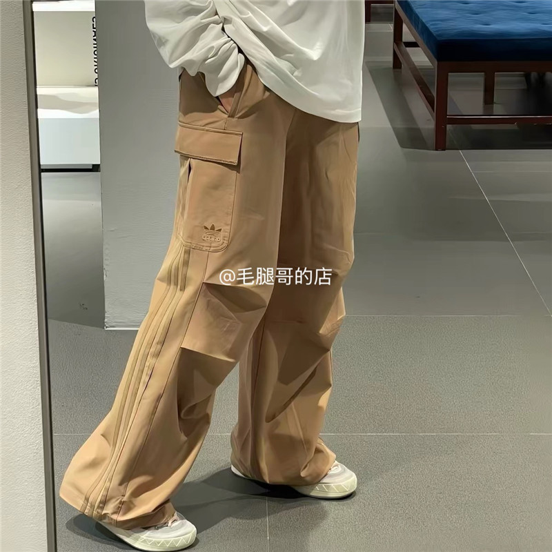 阿迪达斯/三叶草男款宽松工装可束脚阔腿梭织休闲伞兵长裤 KD0950