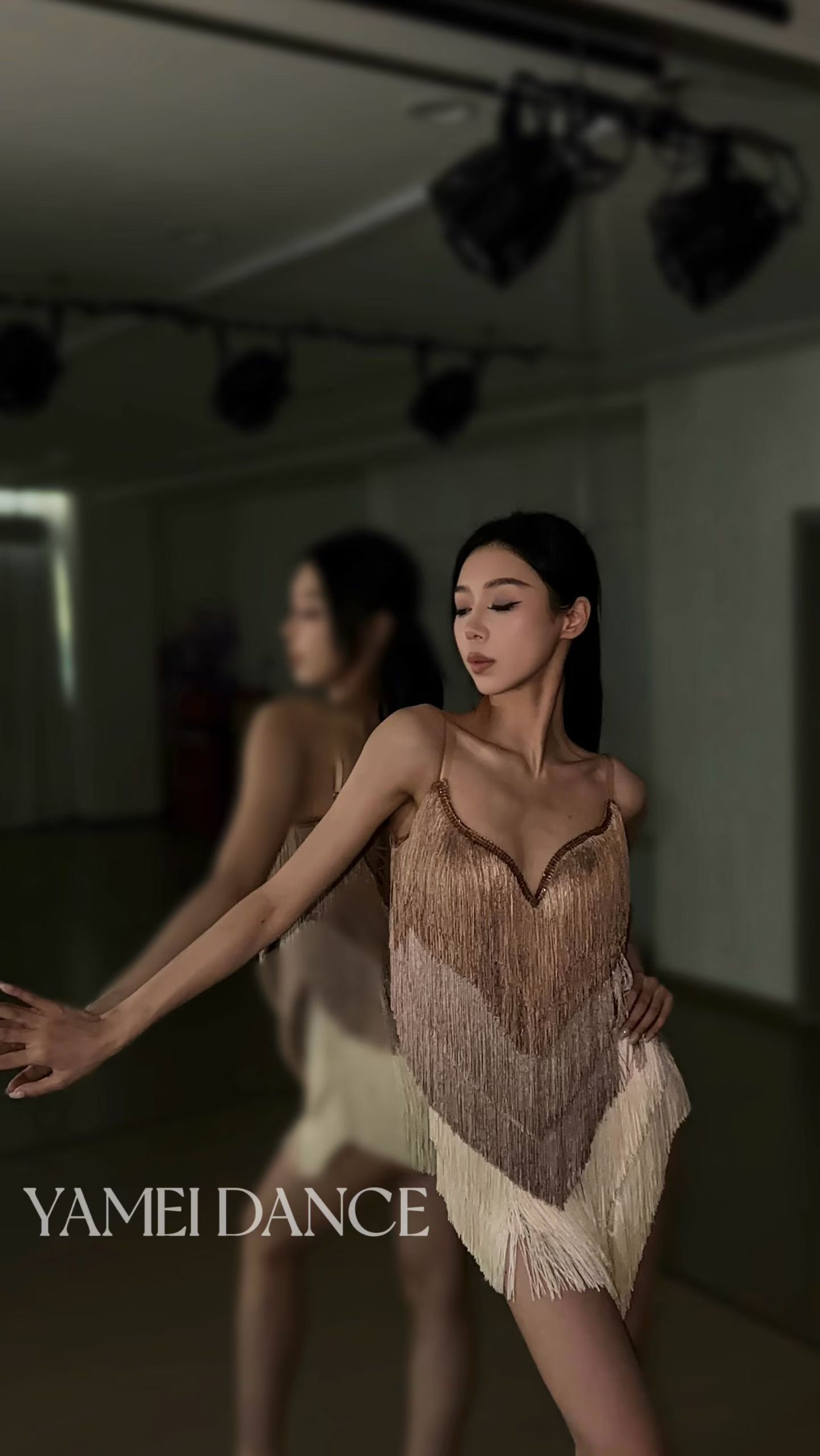 雅美舞服女士拉丁舞回归经典心型深V系带露背多层加密流苏连衣裙