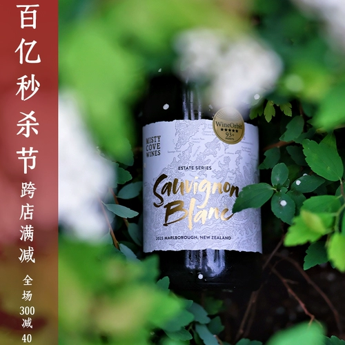 Атмосфера зеленой травы похожа на раннюю весенню