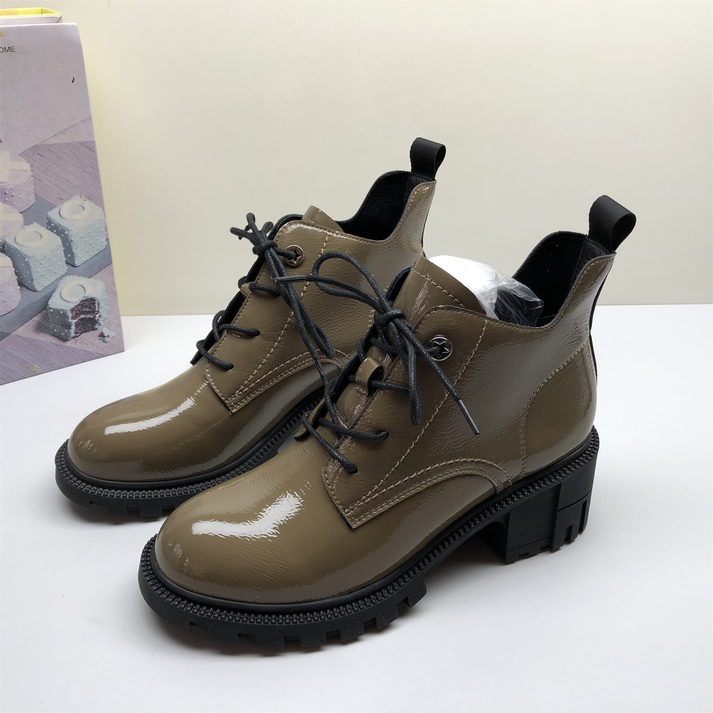 38码专柜撤柜真皮女鞋英伦风漆皮亮面短靴女冬季粗跟马丁靴百搭