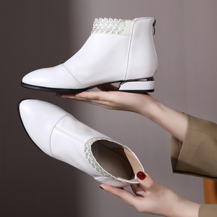 真皮马丁靴女平跟单靴2025秋冬新款低跟时尚短靴白色裸靴软底女靴