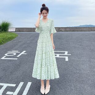 碎花连衣裙女夏2026新款印花法式V领收腰显瘦洋装喇叭袖长裙