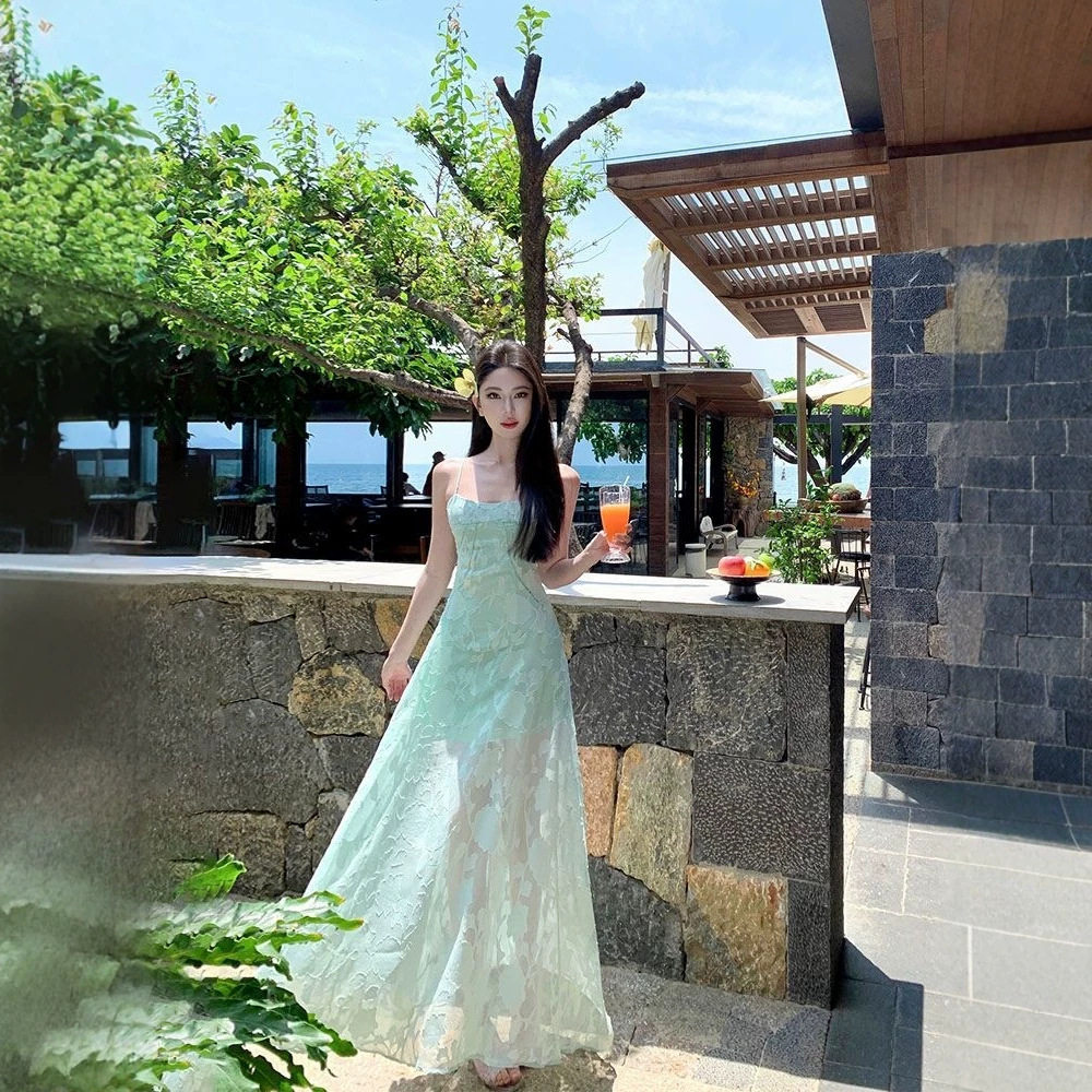 海边度假风薄荷曼波浅绿色提花吊带连衣裙女夏季收腰显瘦气质长裙图片