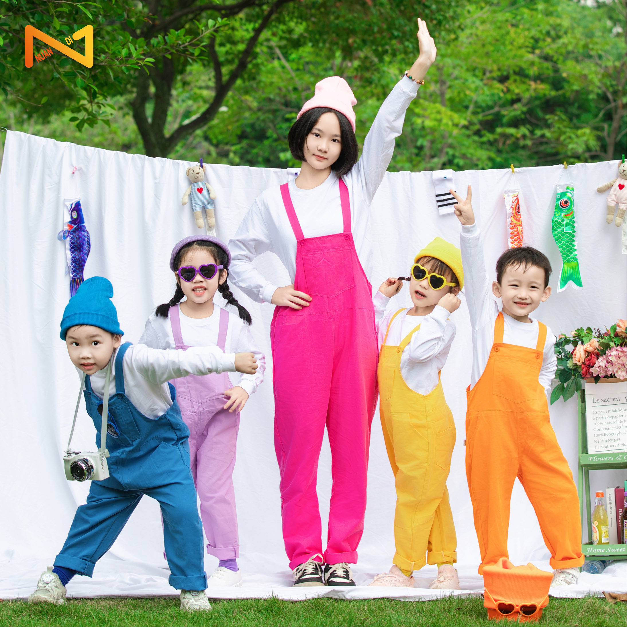 儿童演出针织帽合唱服舞蹈纯棉彩色背带裤春季长袖运动会班服元旦