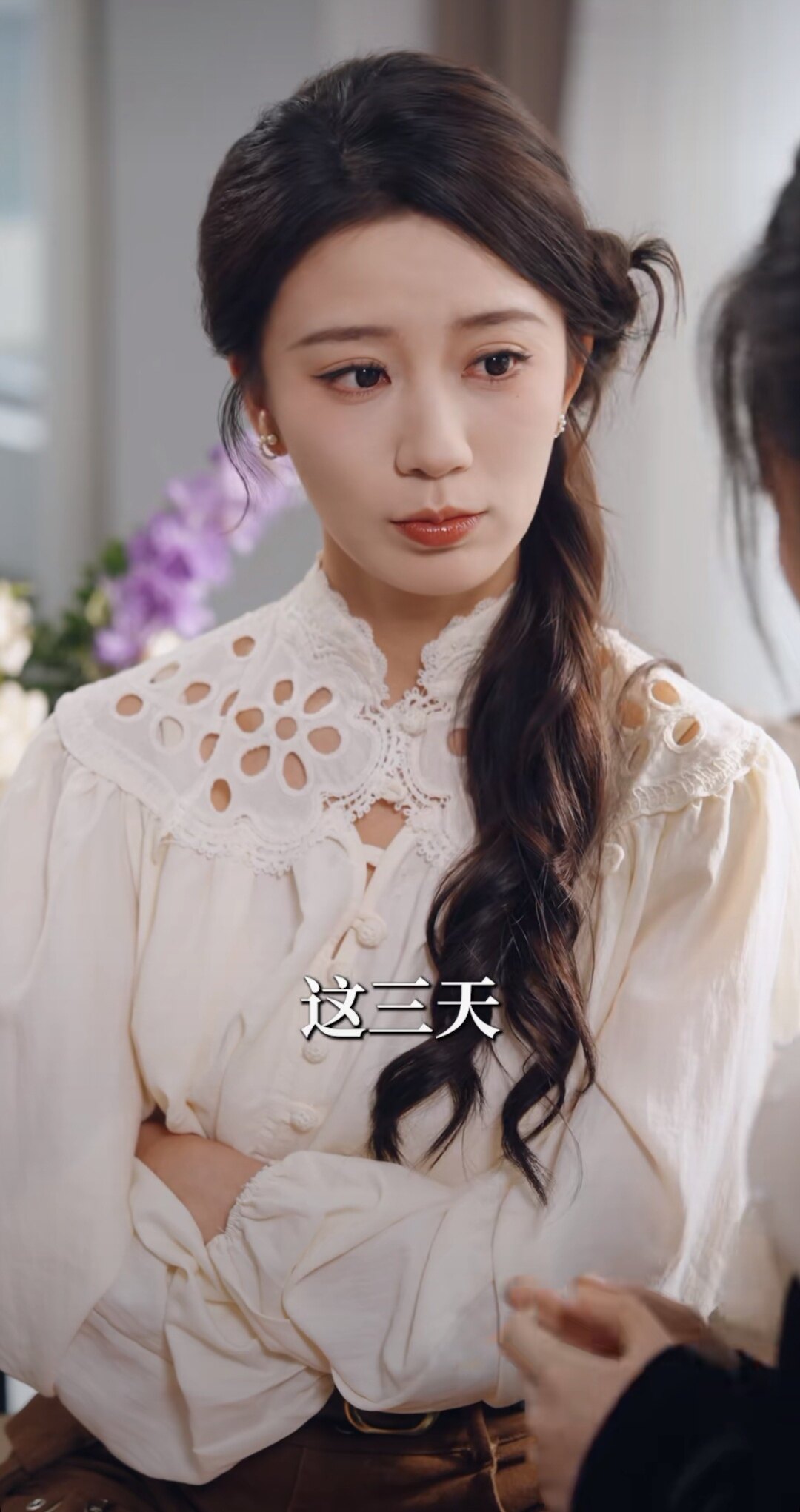 闺蜜齐穿书嫁病娇你逃我跟方茴同款镂空刺绣衬衫上衣女2026衬衫