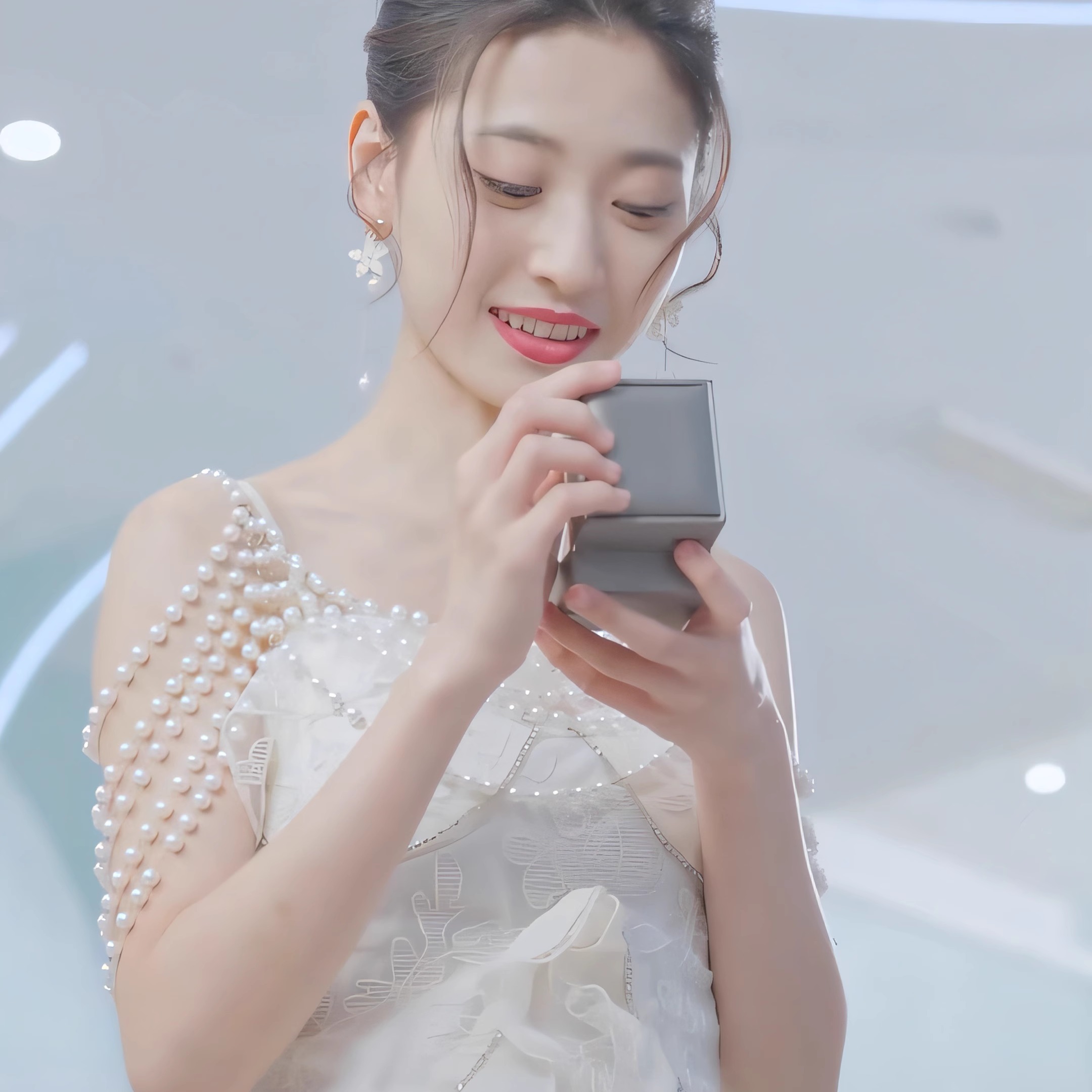 短剧从淤泥而出慕晚栀同款2025年会珍珠蕾丝不规则燕尾气质连衣裙