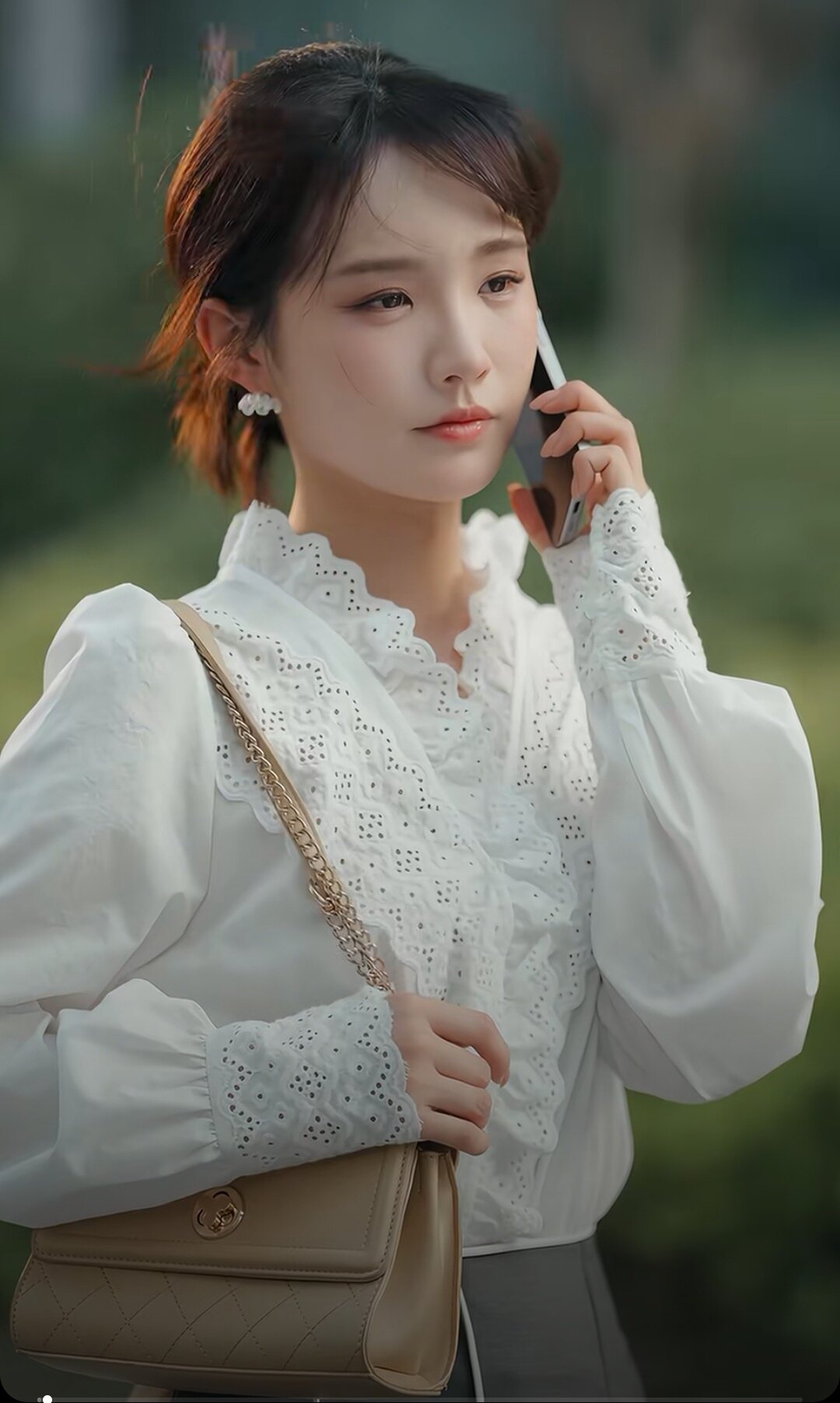 皑如山上雪2舒晚同款白色V领镂空花边长袖衬衫女2026秋季新款图片