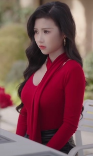 上瘾离婚后怀崽前夫要她同居周云霜同款 褶皱大开叉半身皮裙 红色T