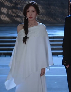 立体花朵吊带连衣裙两件套春装 雀笼白薇同款 白色不规则钉珠披肩