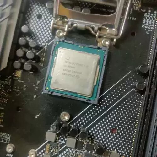 议价高端机拆出 9900K CPU一块。倒闭东西太多砸到