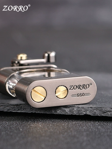 Старомодная креативная ретро прозрачная зажигалка на керосине