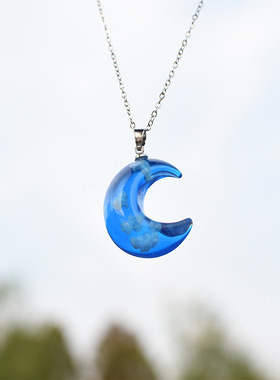 跨境简约夜光项链蓝天白云森系透明月亮树脂吊坠 创意锁骨链