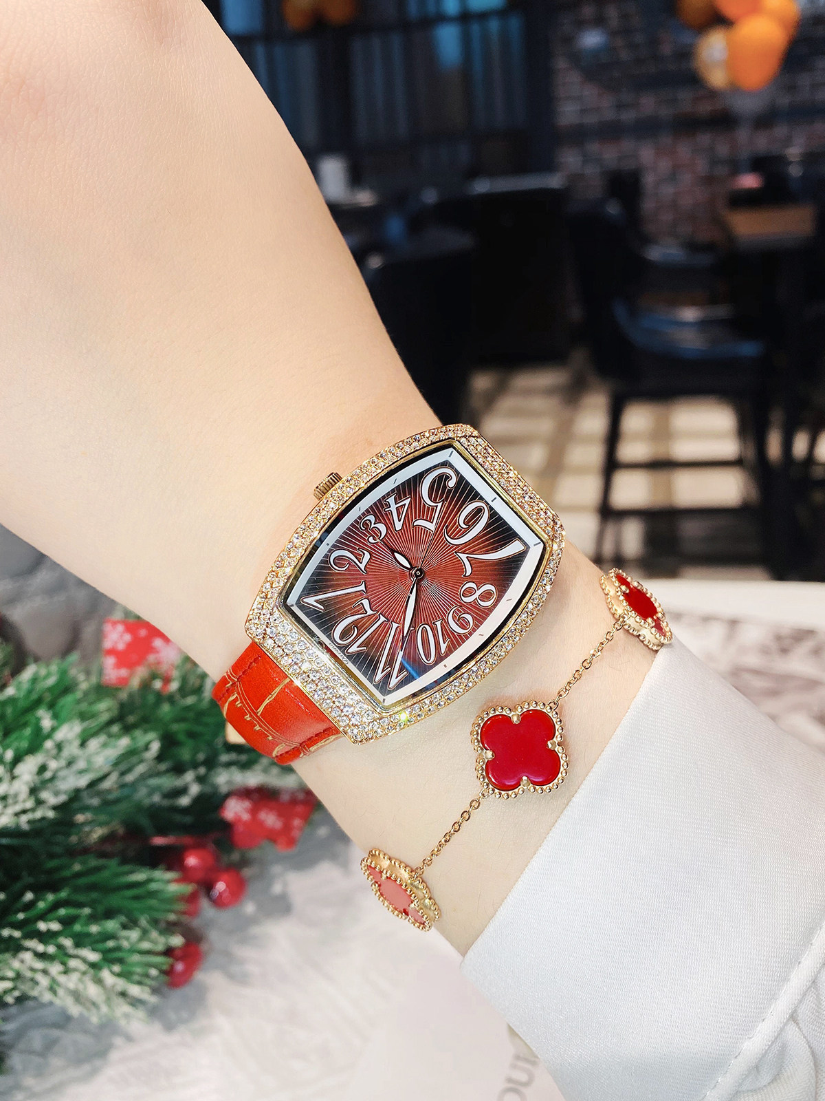 2025年蒂玮娜新款奢华酒桶型手表女渐变色时尚女款真皮日本水钻表