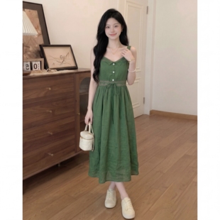 2026年夏季新款法式气质无袖吊带连衣裙显瘦收腰日常百搭通勤长裙