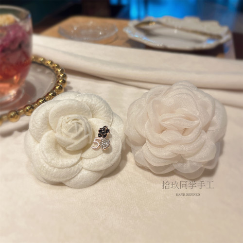 纯欲风小仙女白色叠戴山茶花胸针
