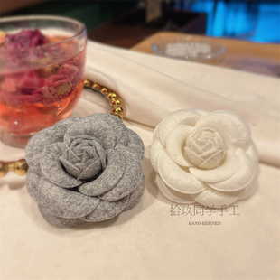 春夏小香风山茶花胸针叠戴巨好搭黑白灰高级配色都市女孩bi入配饰