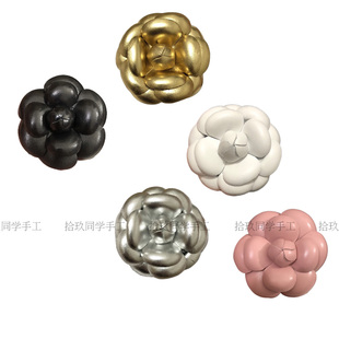 优雅复古金色百搭配饰香奶奶设计感 真皮小香风山茶花胸针别针法式