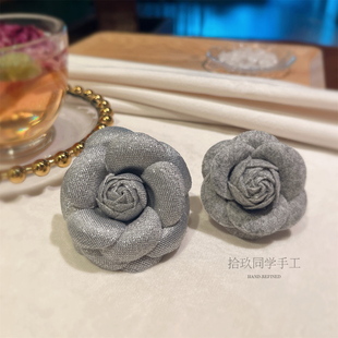 复古气质百搭花朵胸花别针网红女 山茶花叠戴胸针银灰色高级感时尚