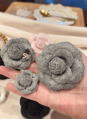 法式复古灰色山茶花胸针格蕾女孩穿搭立体胸花针织小西装别针配饰