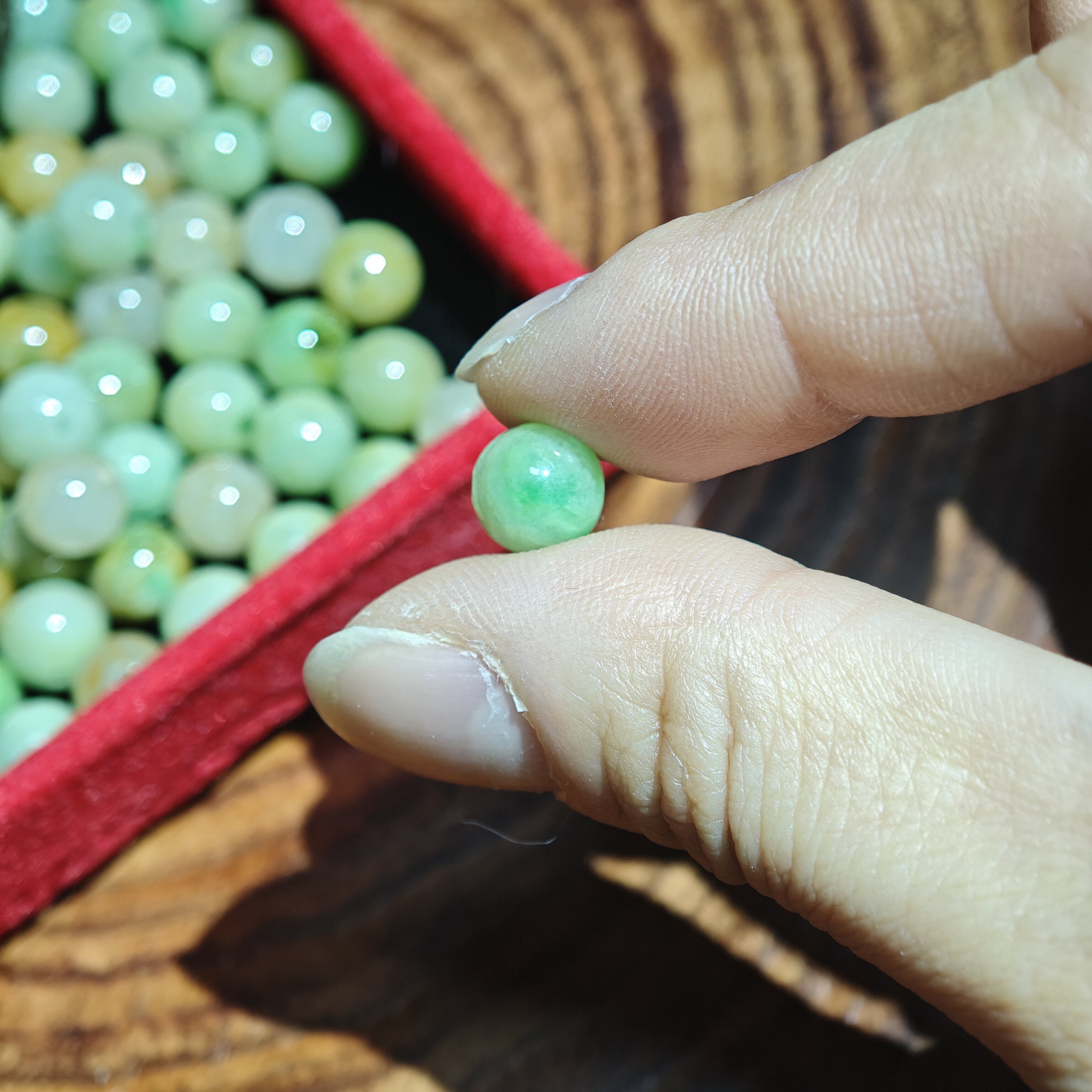 缅甸A货翡翠糯化冰飘绿散珠