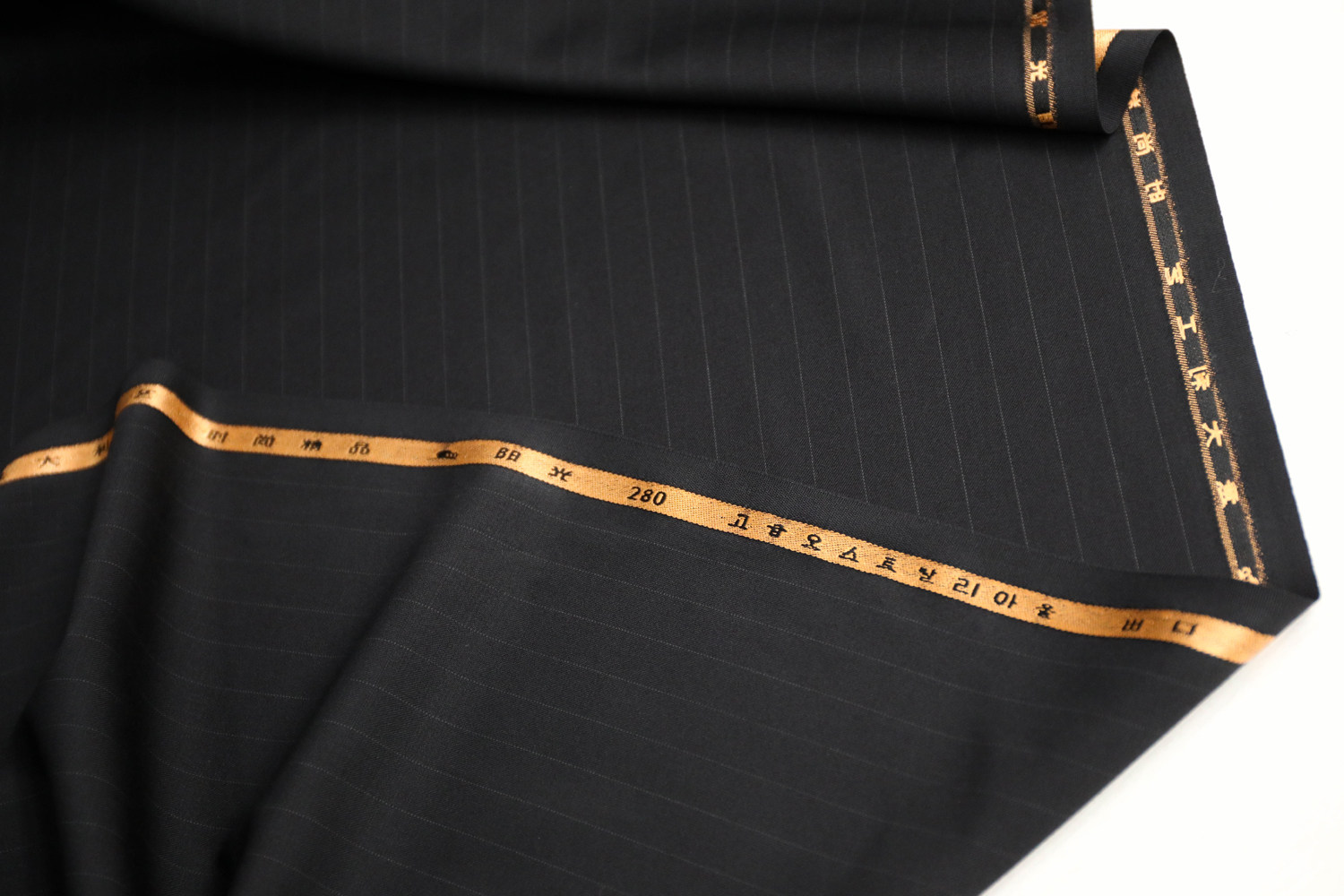 阳光出口金边黑色竖条纹细腻高支斜纹精纺羊毛面料设计师西装布料