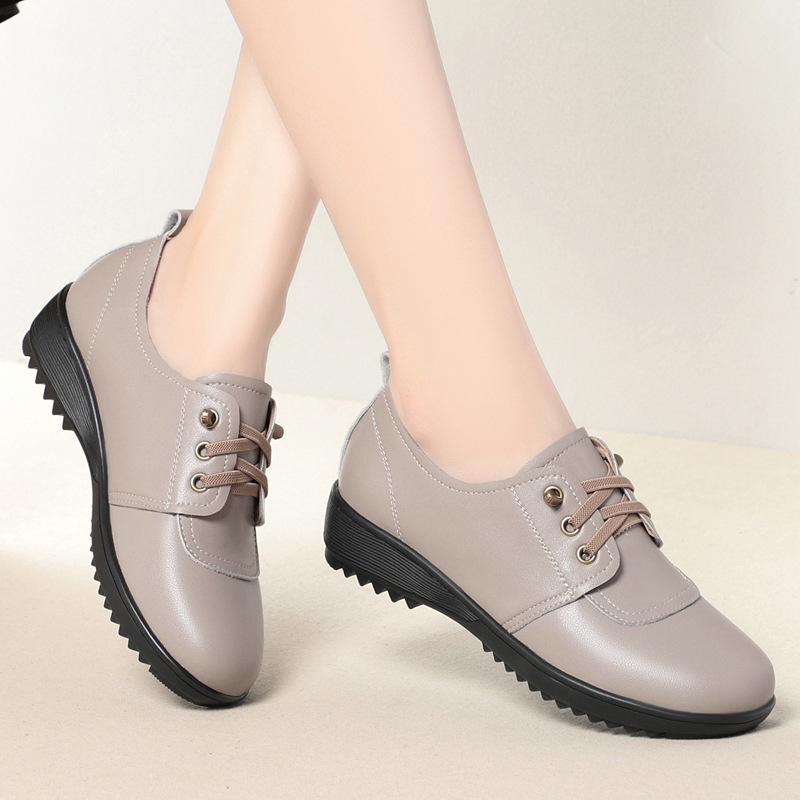 真皮坡跟妈妈鞋女春季新款防滑软底软面休闲不累脚单鞋大码小皮鞋