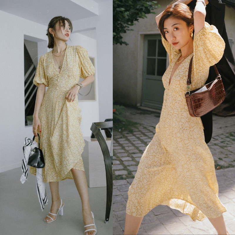 savis博主度假同款法式浅黄色豹纹v领泡泡袖连衣裙a字中长裙春夏