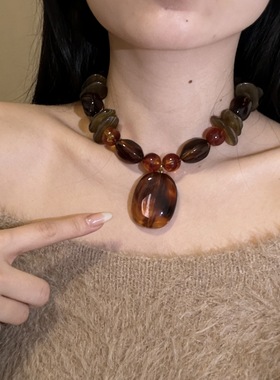 复古琥珀色几何不规则串珠项链美拉德亚克力毛衣链女