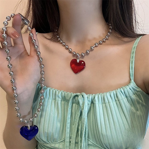 合金圆珠链女性爱心亚克力项链