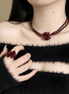 复古红色绒面花朵choker项链双层叠戴串珠锁骨链花朵戒指配饰颈链
